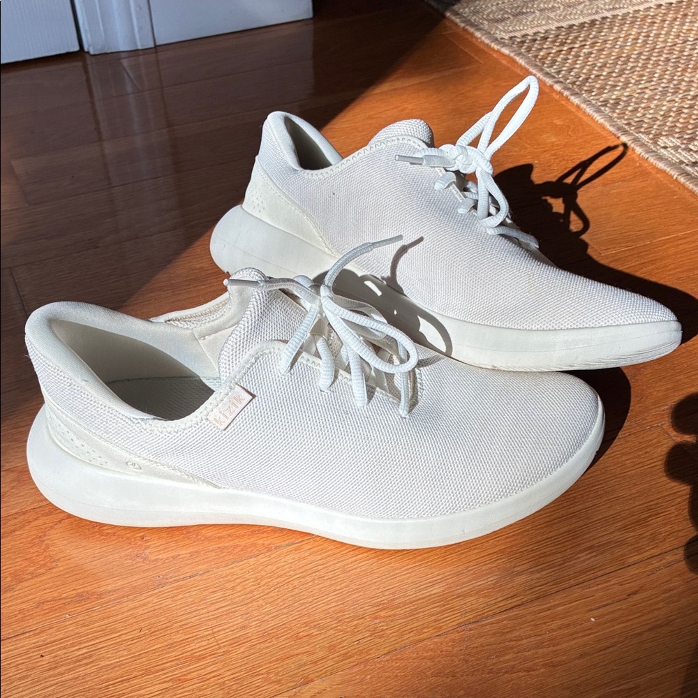 Kizik EUC White Sneakers
